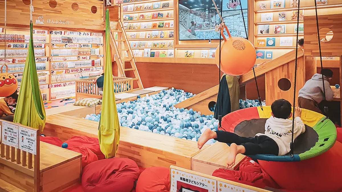 大廳特別打造了兒童玩樂區，有球池、溜滑梯等設施。（圖片來源：Ken&Alice 玩樂誌）