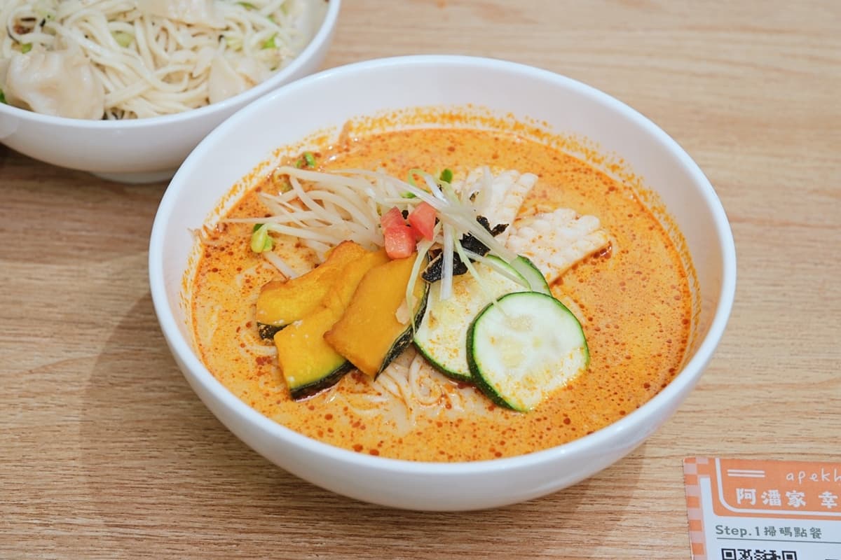 點餐享椰湯拉麵半價!高CP蔬食店推「臭豆腐水餃」,再送自助吧吃到飽 點餐享椰湯拉麵半價!高CP蔬食店推「臭豆腐水餃」,再送自助吧吃到飽