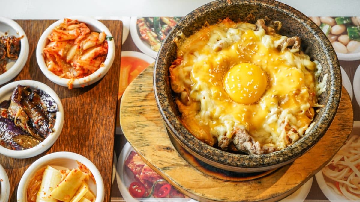 「韓國起司豬肉石鍋拌飯」，還有附上１碗海帶湯。（圖片來源：Angelababy享樂日記）