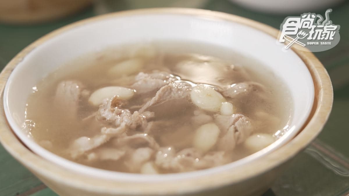 「蒜頭羊肉片湯」沒有蒜頭刺激的辛辣感，湯頭反而走溫潤路線。
