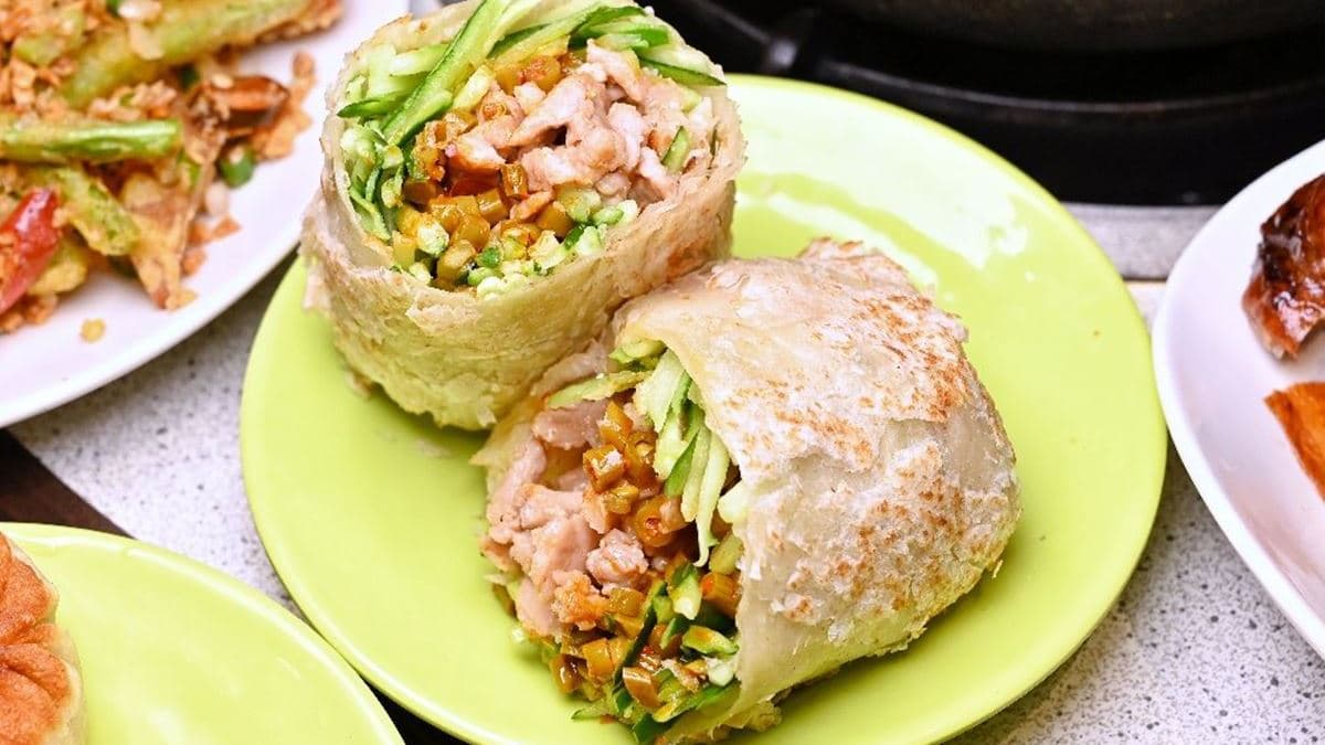 「千層餅」包入滿滿肉絲、酸香豆及小黃瓜，餅皮帶有韌性。（圖片來源：糖糖‘s 享食生活）