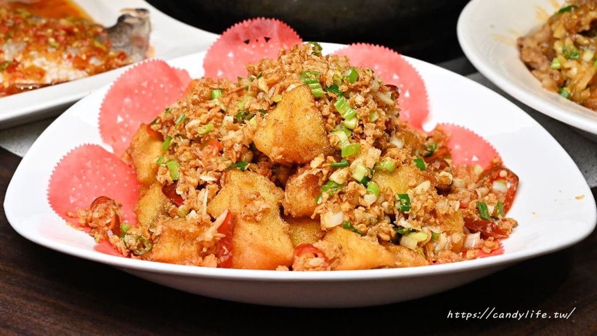 「椒鹽鱈魚」外皮香酥，裡頭的鱈魚肉質細緻。（圖片來源：糖糖‘s 享食生活）