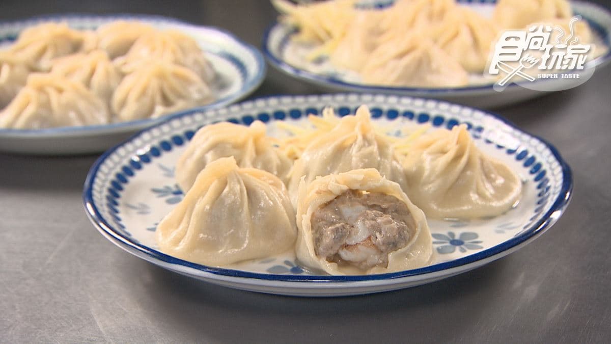 「秀水湯包」是在地的排隊名店。