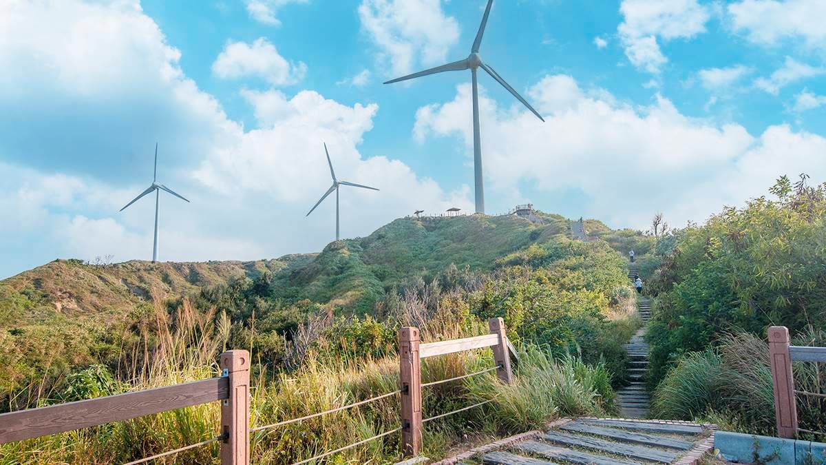 苗栗後龍好望角是全台風車最密集的區域之一。（圖片來源：旅行履行中）