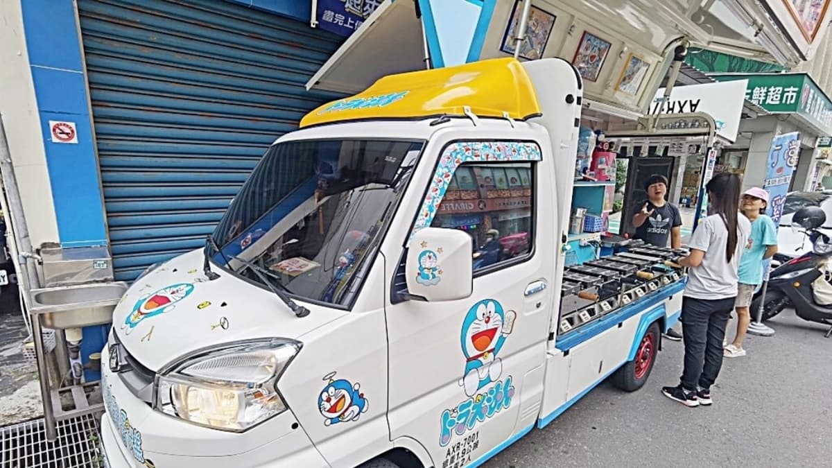 主要販售造型脆皮雞蛋糕，餐車最大特色就是整車都是哆啦A夢。（圖片來源：DARREN蘋果樹旅遊玩樂誌）
