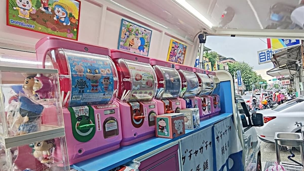 餐車上設有扭蛋機、迷你娃娃機。（圖片來源：DARREN蘋果樹旅遊玩樂誌）