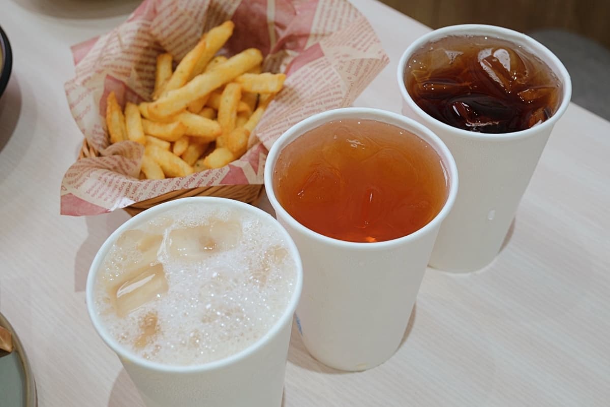 喜酥的飲品有手搖飲店的水準，用35萬飲料機製作，維持每一杯品質穩定。（圖片來源：Carol）