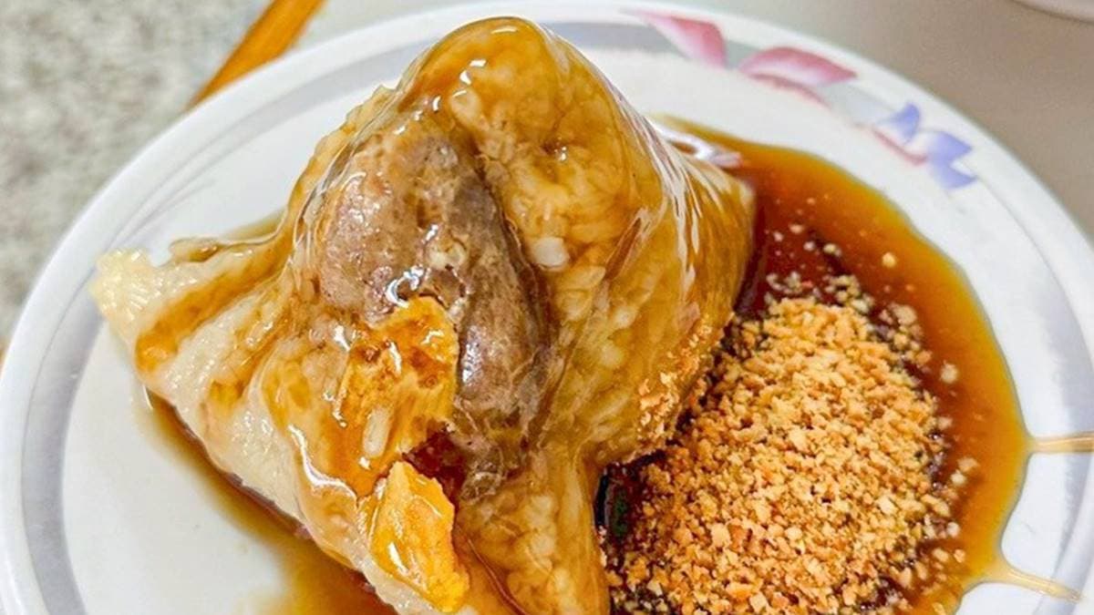 「肉粽」是很傳統的南部粽，米粒黏稠軟Q，配料包入豬肉、鹹蛋黃。（圖片來源：跟著尼力吃喝玩樂）