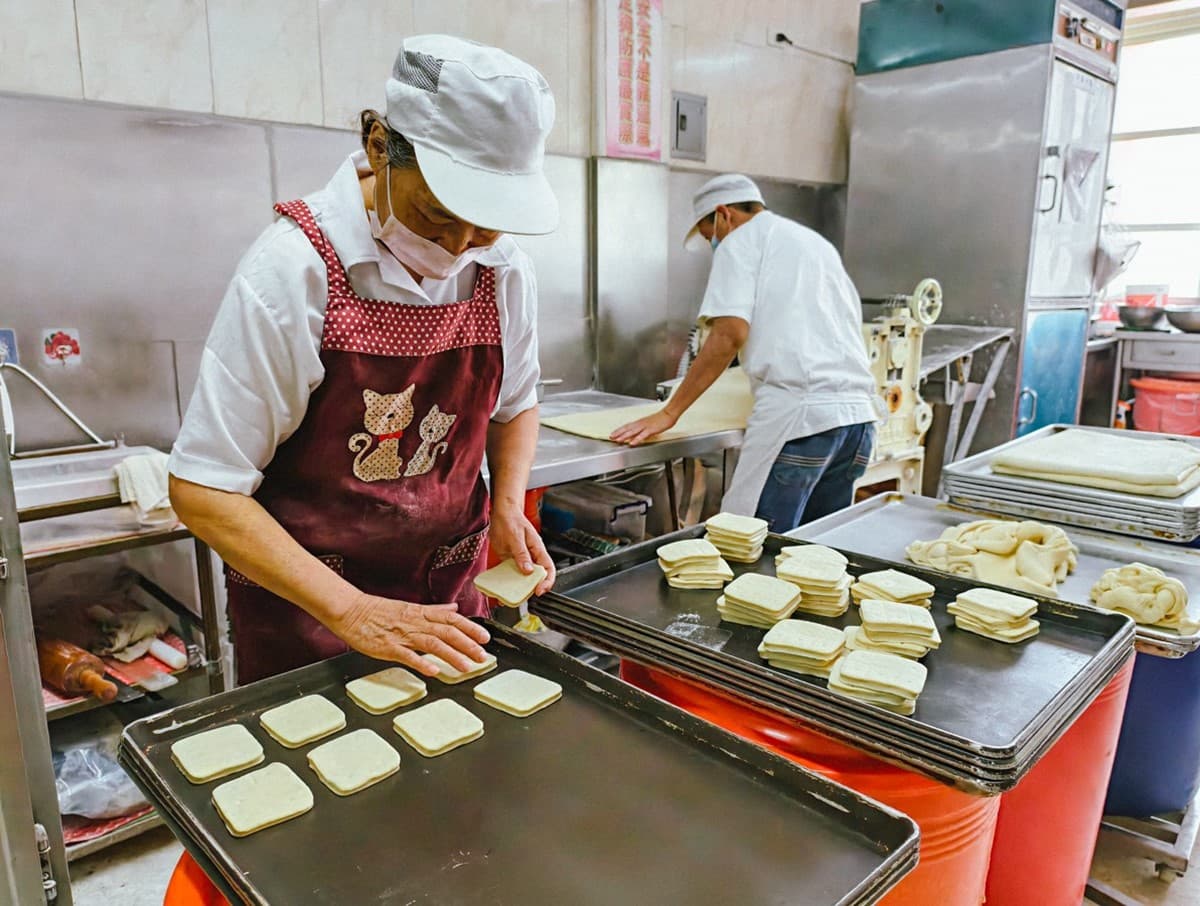 全台第一家「蘋果麵包創始店」在台中！童年回憶這裡買，製作過程公開