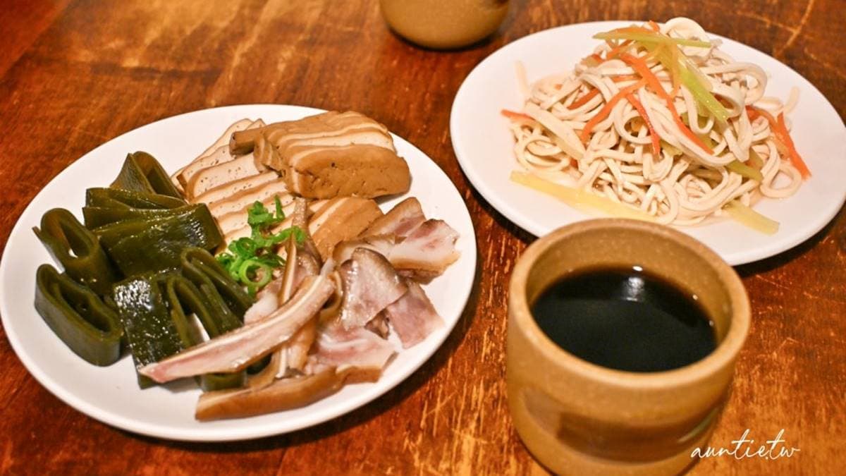 用餐提供「洛神花茶」免費自取，甜度剛好，可解油膩。（圖片來源：水晶安蹄不務正業過生活 ）