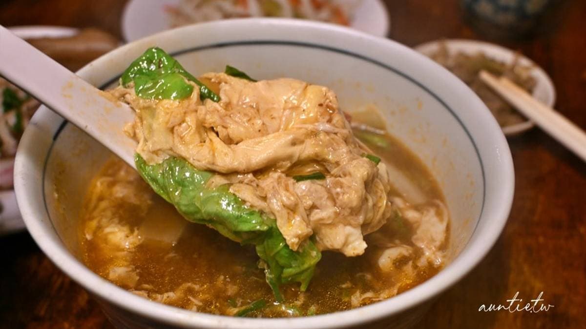 「滑蛋牛肉湯」滑蛋香嫩可口分量多，湯頭稍微偏鹹，但味道不錯。（圖片來源：水晶安蹄不務正業過生活 ）