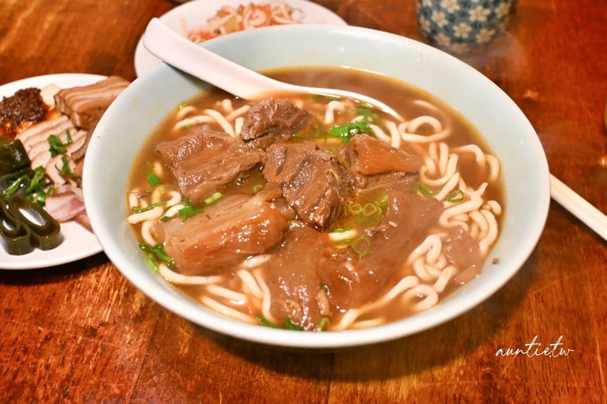 黃仁勳最愛牛肉麵是這家!每次必點「紅燒半筋半肉麵」,免費飲料暢飲超貼心 黃仁勳最愛牛肉麵是這家!每次必點「紅燒半筋半肉麵」,免費飲料暢飲超貼心
