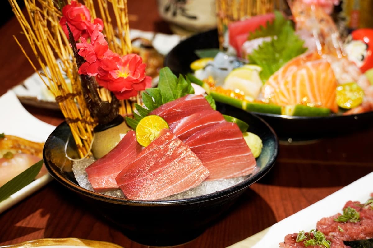 狗一下「黑鮪魚吃到飽」來了！百款日料、黑鮪魚刺身、握壽司暢吃，千元有找