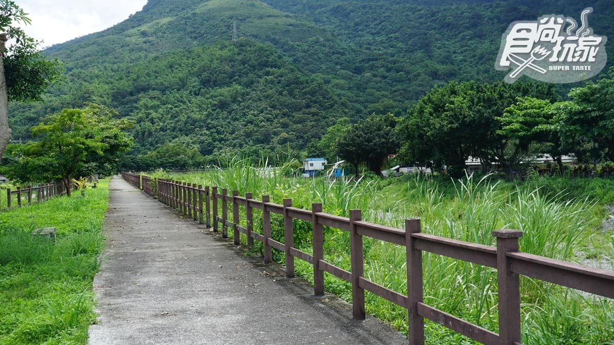 堤防十分平坦好走，也適合親子、長輩朋友們來散散心。（張子豪 攝）