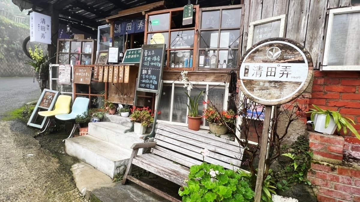 店面融合了木製窗框、公車站牌，成為特別的風景。（圖片來源：格格x出走x慢旅行）