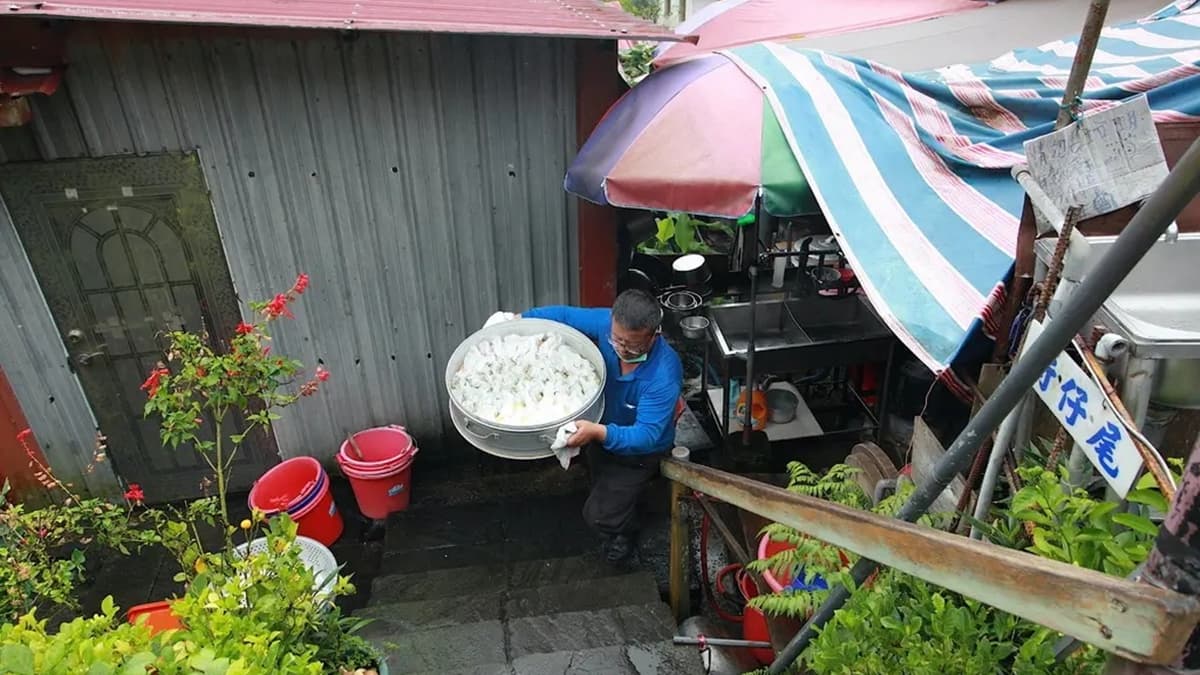 每1.5小時出爐200粒粿仔，銷售完就要等下次出爐。（圖片來源：樂天小高の美食之旅）