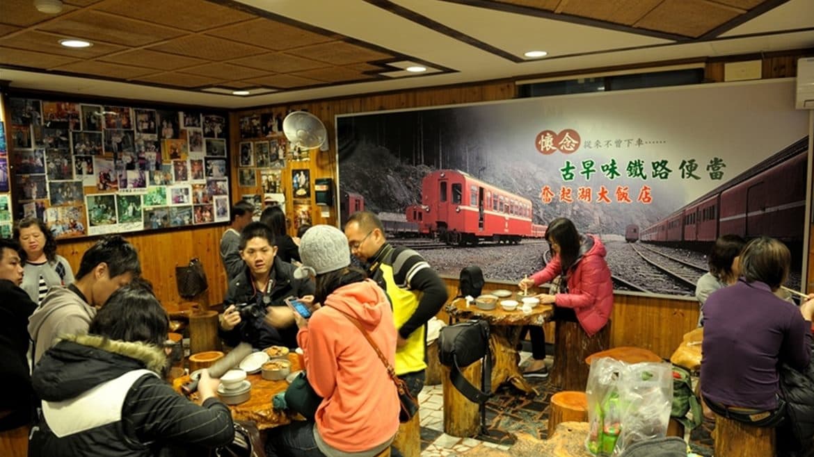 奮起湖便當總有滿滿慕名而來的人潮。（圖片來源：sya的旅遊部落格）