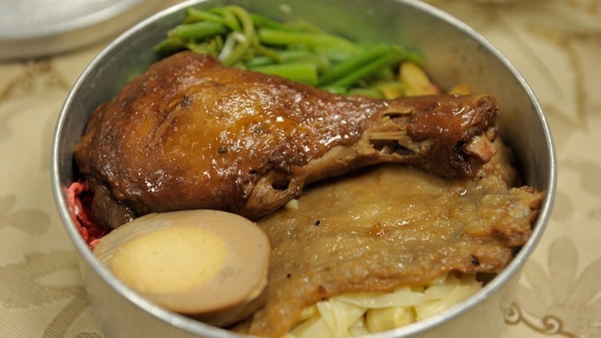 奮起湖便當共有兩種肉類，一個是招牌的雞腿，另一個是豬排。（圖片來源：sya的旅遊部落格）