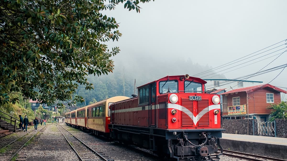 奮起湖火車站是客、貨運列車上、下山交會的地點。（圖片來源：Pengu Travel）