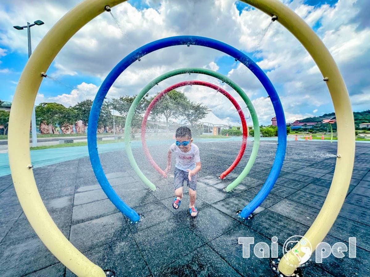 台北免費玩水景點！「大佳河濱公園」戲水區開放了，加碼推薦銅板價水上樂園
