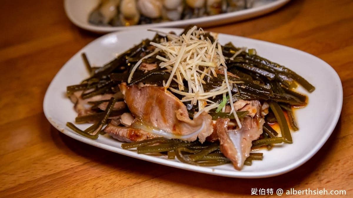 「月亮骨肉」有帶一點軟骨，肉吃起來也很軟嫩。（圖片來源：愛伯特吃喝玩樂全記錄）