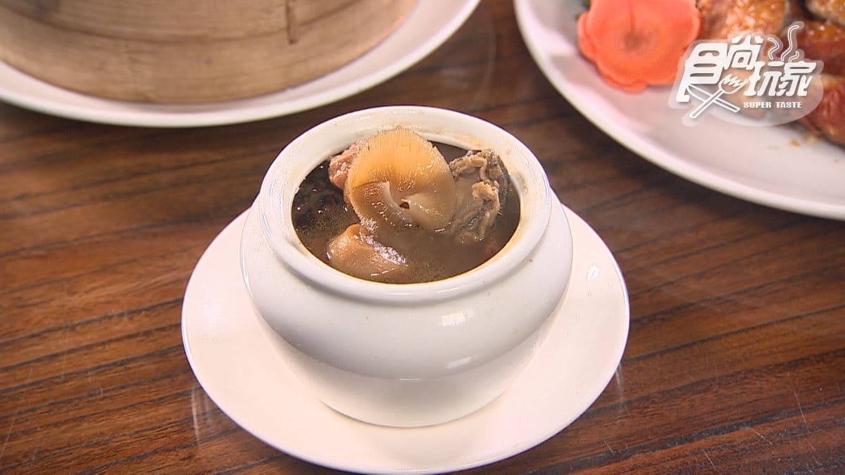 「佛跳牆」裡面裝滿許多料，湯頭有滿滿的鮮味。