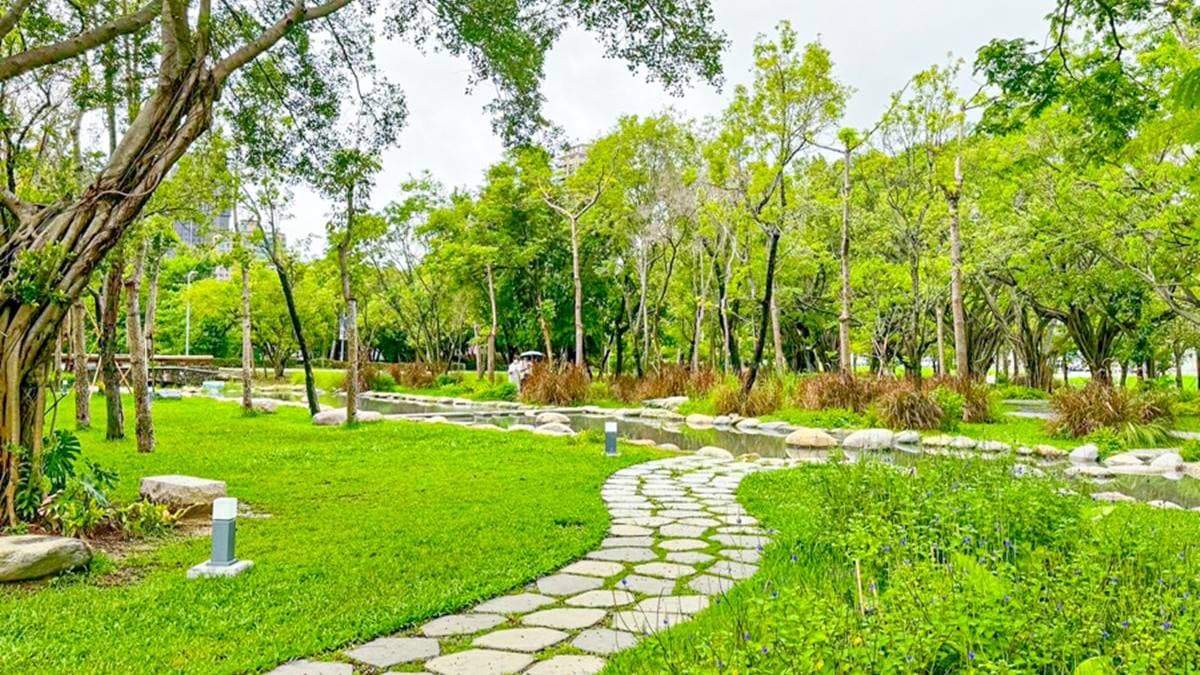 這裡擁有占地千坪的大草皮、種植許多綠樹，適合散步、野餐。（圖片來源：跟著尼力吃喝玩樂）