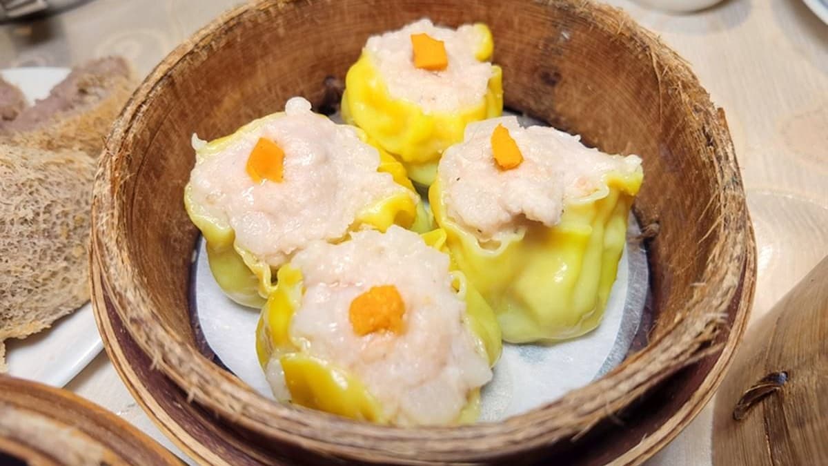 燒賣共有４種口味選擇，外皮薄、內餡飽滿，嚼起來肉香十足。（圖片來源：DARREN蘋果樹旅遊玩樂誌）