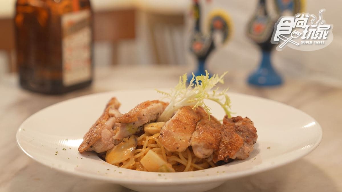 「香烤雞腿排奶油麵」雞腿排外皮酥脆，但肉又保有彈性。