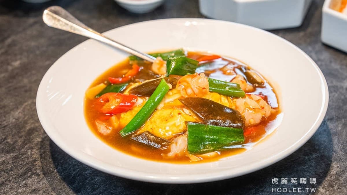 「剝皮辣椒蝦仁滑蛋」鹹甜帶辣，濃郁醬汁很下飯。（圖片來源：虎麗笑嗨嗨）