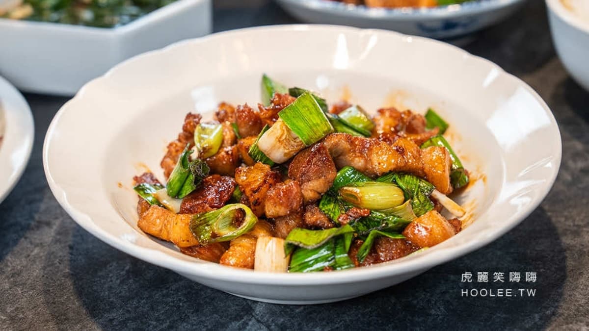 「蒜苗五花肉」香氣十足，是老饕推薦必點的菜色。（圖片來源：虎麗笑嗨嗨）