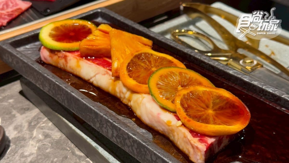 「特上帶骨厚燒牛小排套餐」可以搭配果香炙燒、紅酒燉筋吃法。