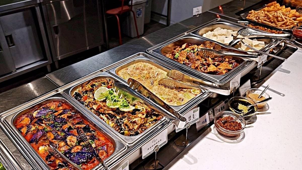 熱食區的菜色每天都會稍有變化，都是提供當季時蔬料理為主。（圖片來源：Darren蘋果樹旅遊玩樂誌）
