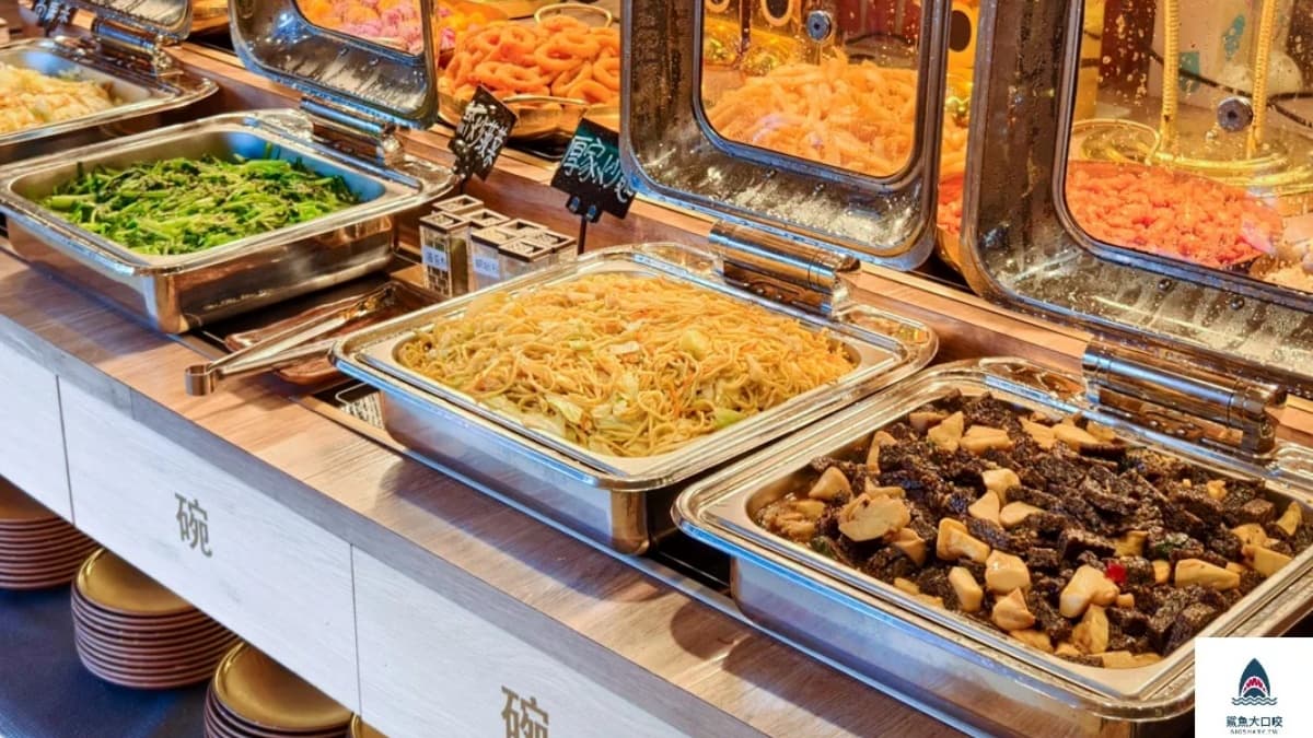 熟食區有炒高麗菜、炒菠菜、炒麵、杏鮑菇米血。（圖片來源：鯊魚大口咬）