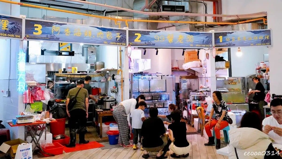 ２樓熟食區有許多海產店，並提供代客料理。（圖片提供：靜怡&大顆呆の親子.旅遊.美食）