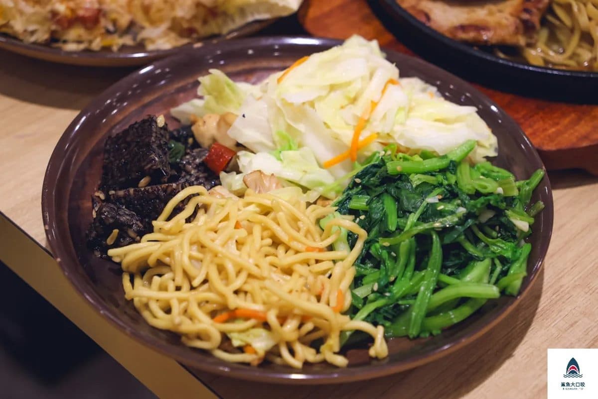 288元自助吧吃到飽！麻辣燙、熱炒、披薩無限夾，必吃高CP值牛排＋豬排定食