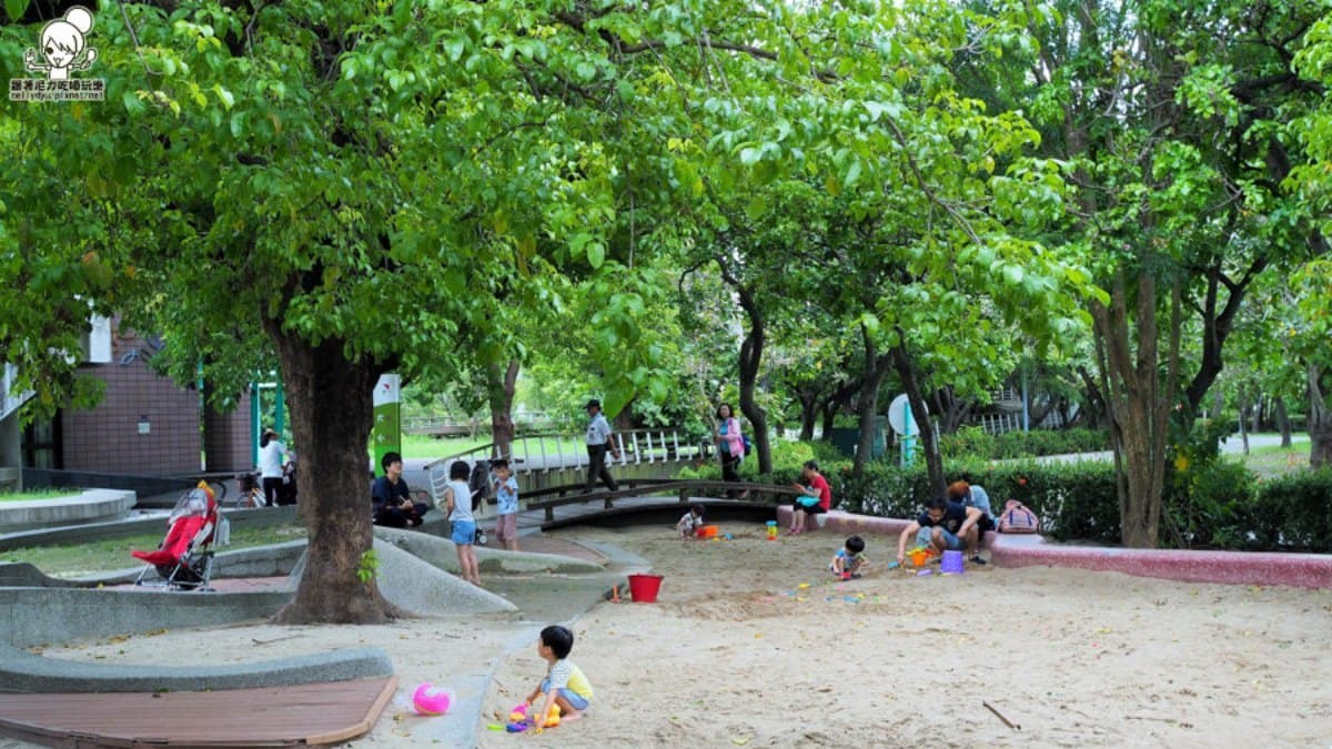 戶外區不僅有大沙坑可以堆沙堡，還有１座迷宮花園，讓小朋友跑跳探險。（圖片來源：跟著尼力吃喝玩樂）
