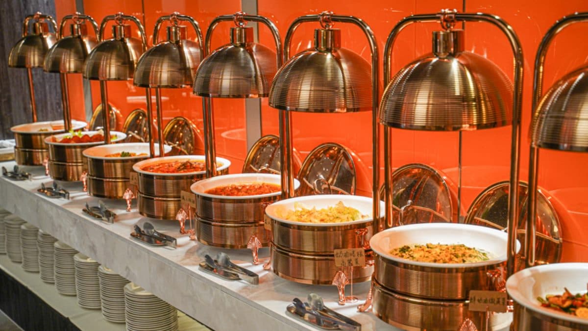熟食包含10種熱炒、義式料理等，菜色豐富且偏向異國風味。（圖片來源：跟著尼力吃喝玩樂）