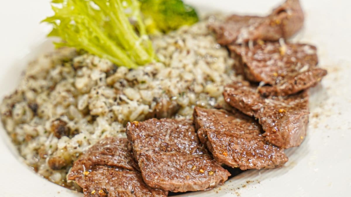 「托斯卡尼翼板牛松露菌菇燉飯」使用花蓮富里米，吸附松露香氣。（圖片來源：跟著尼力吃喝玩樂）