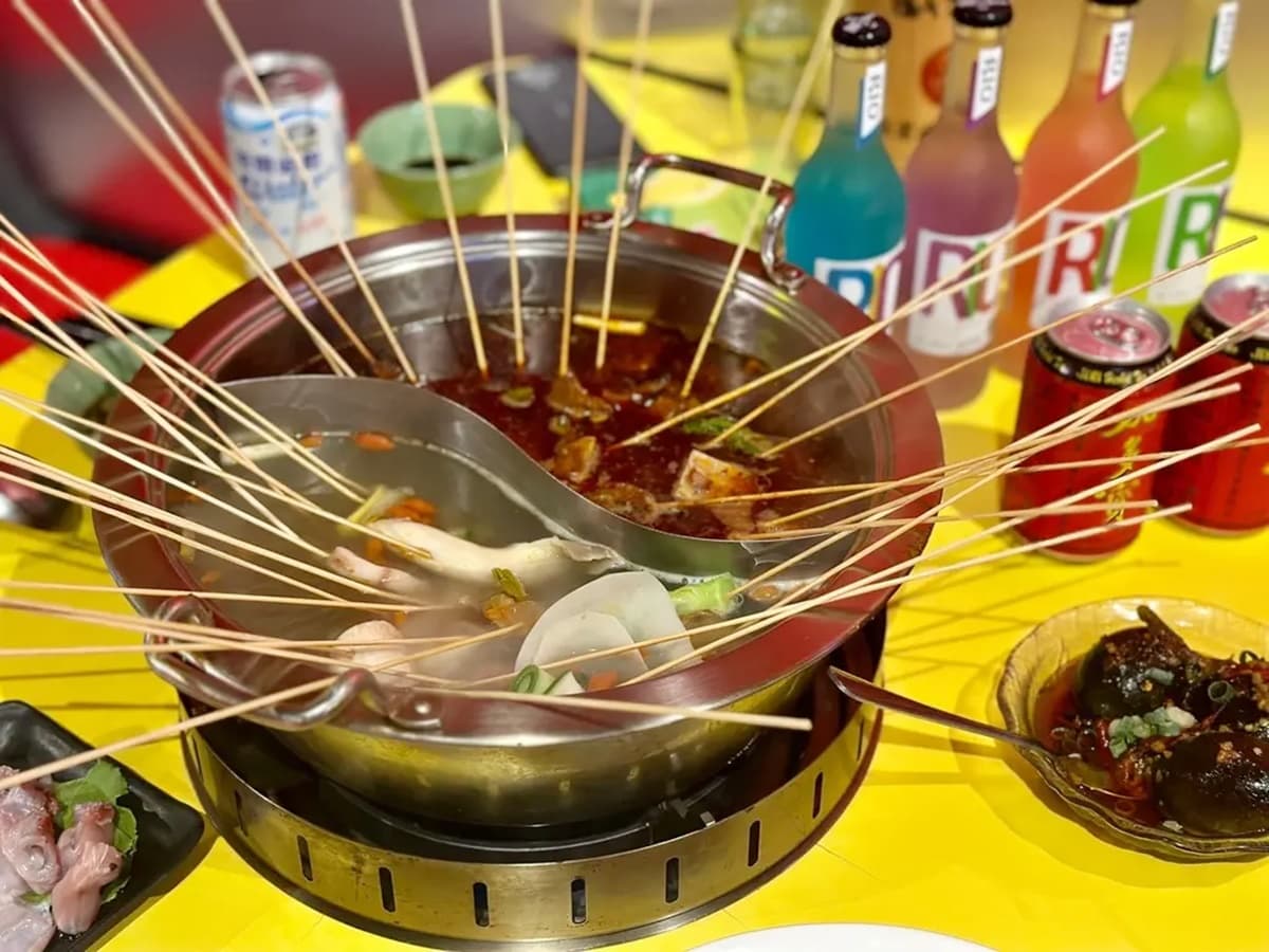 4.9星「串串火鍋」免費送20串！爽嗑滷牛筋、肥美鮑魚、泡椒牛肉，每串只要10元