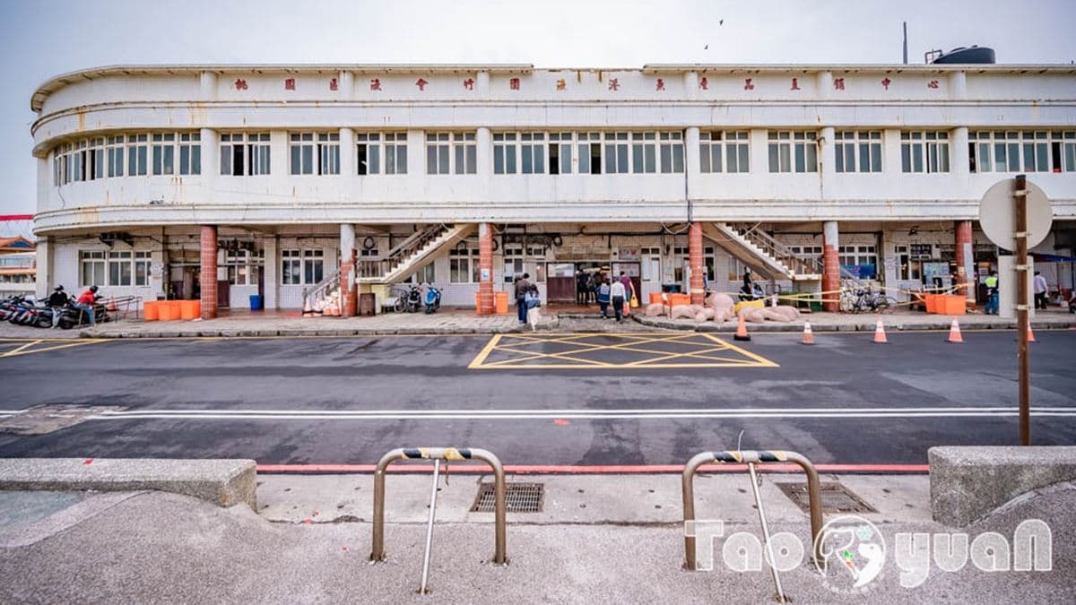 竹圍漁港是知名景點，設有漁貨直銷中心，和富基漁港、碧砂漁港皆是大站。（圖片來源：小菲親子玩樂生活）