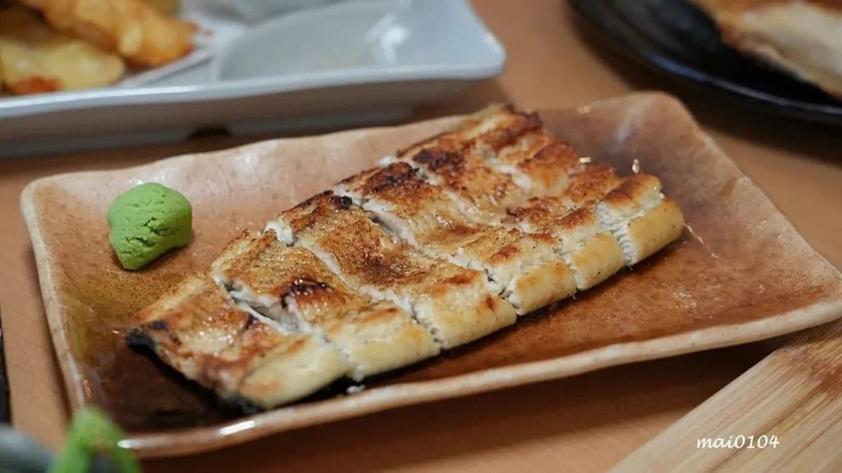 白燒鰻魚沒有過多的調味，炙烤時噴上干貝水、撒上胡椒，鹹香鮮甜。（圖片來源：麥的小窩)