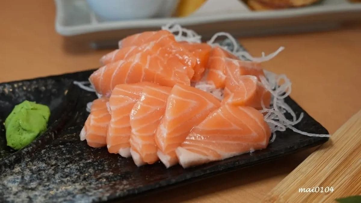 限定的鮭魚生魚片，橘白相間有美麗油花。（圖片來源：麥的小窩)