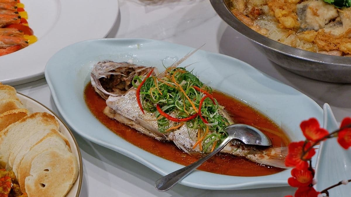 船長手釣野海魚，迦納魚清蒸後鋪滿蔥絲，肉鮮味甜。（圖片來源：艾琳兒的生活日常）