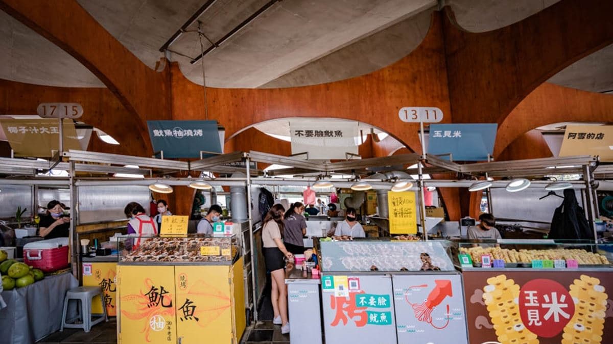 市集有各種攤位、餐點，選購之後可以找塊中意的草地慢慢享用。（圖片來源：小菲親子玩樂生活）