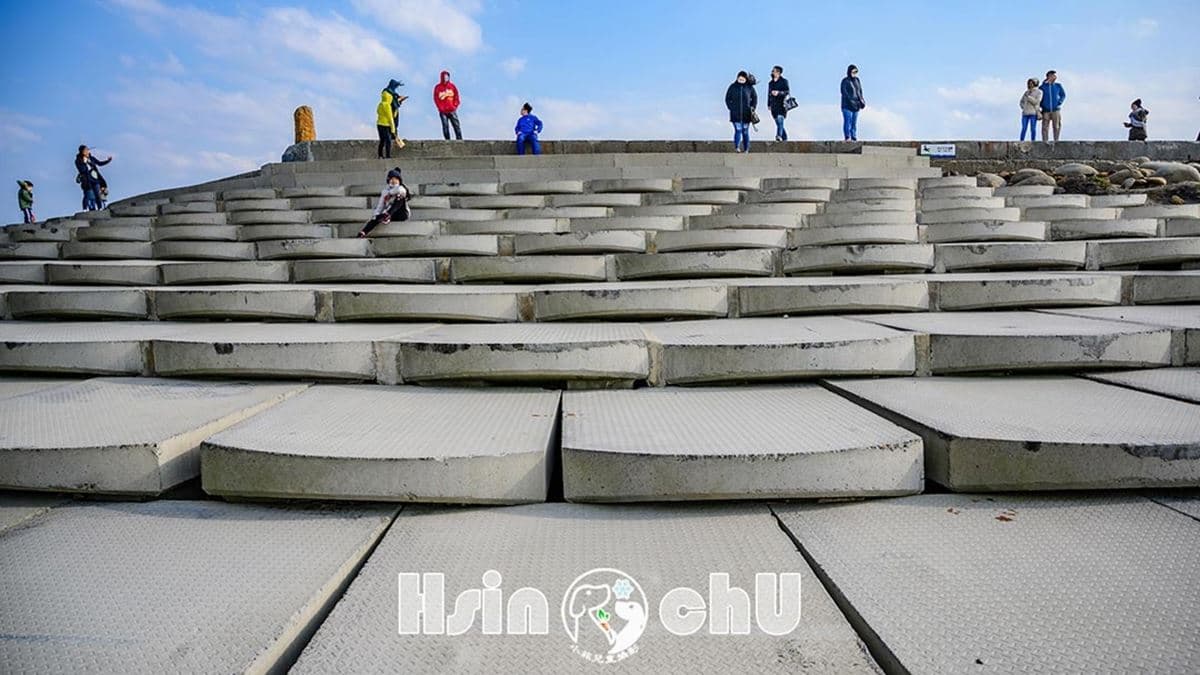 魚鱗式的階梯取代傳統消波塊，打造出非常有特色的觀海階梯。（圖片來源：小菲親子玩樂生活）