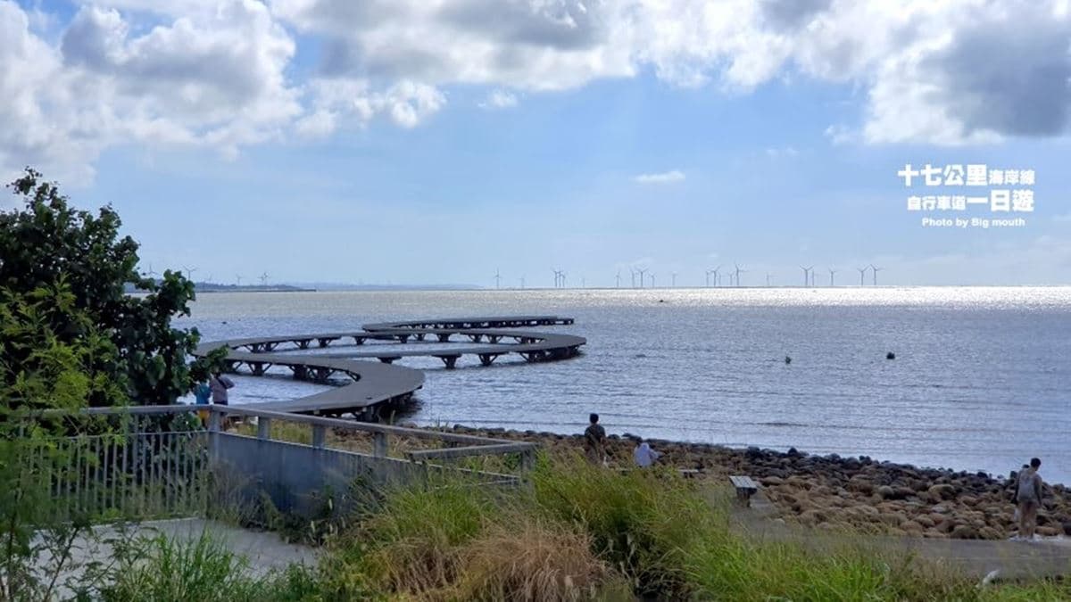 途經香山濕地賞蟹步道，可以停下來觀察濕地生態。（圖片來源：大口老師的走跳學堂!）
