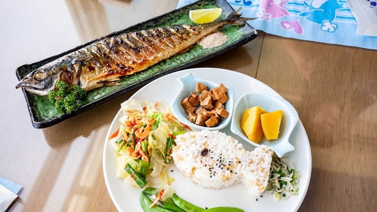 香烤鯖魚餐，魚肉外酥內軟。（圖片來源：愛伯特吃喝玩樂全記錄）