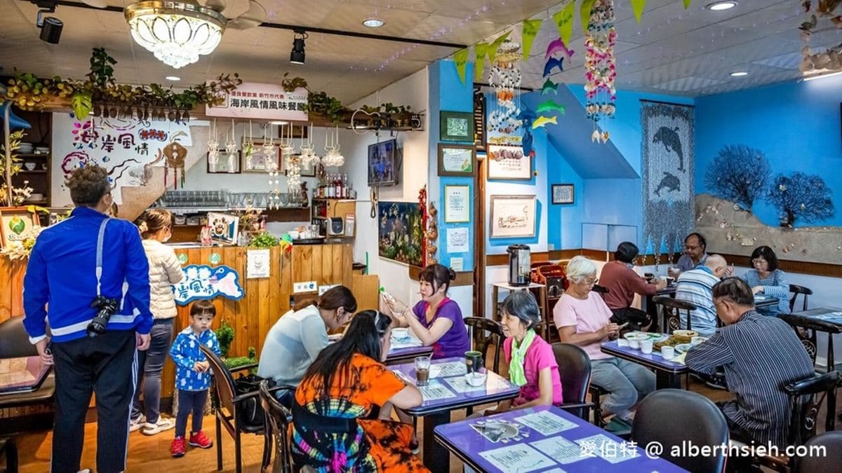 店內用餐位置的裝潢，充滿海岸熱情的顏色。（圖片來源：愛伯特吃喝玩樂全記錄）