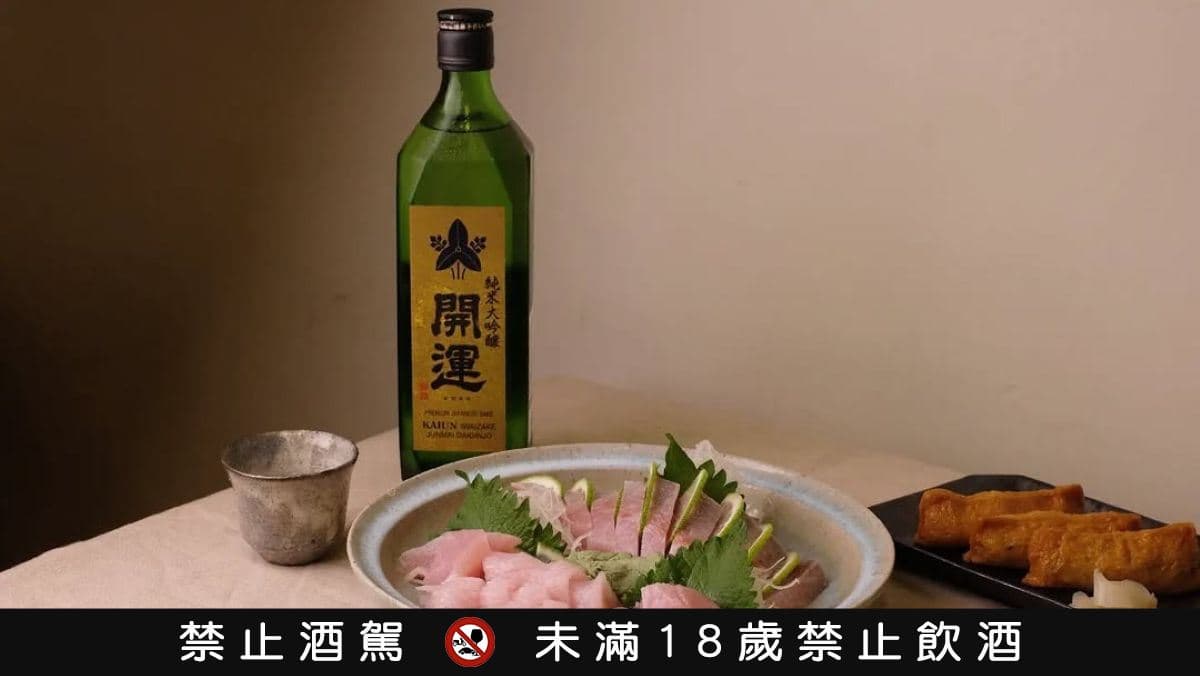 日式料理搭配一杯好酒。（圖片來源：多馬和食）【禁止酒駕 未滿18歲禁止飲酒】